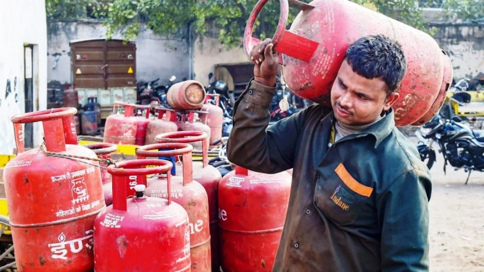 महंगाई की मार: फिर बढ़ा रसोई गैस का दाम, जानें अब कितने का मिलेगा LPG  सिलेंडर - LPG cylinder Inflation price of cooking gas increased now know  how much cost tutd - AajTak