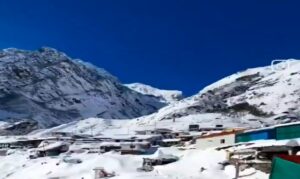 Uttarakhand: बर्फ की सफेद चादर में लिपटा औली, पर्यटकों से हुआ गुलजार