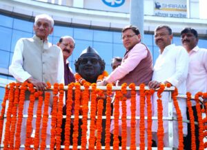 सीएम धामी ने घंटाघर स्थित हेमवती नंदन बहुगुणा की मूर्ति पर माल्यार्पण कर उनका भावपूर्ण स्मरण किया