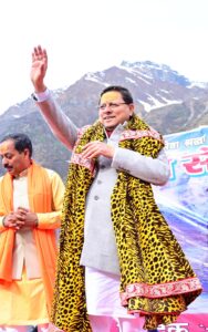 Kedarnath: मुख्यमंत्री ने किया श्रद्धालुओं को प्रसाद का वितरण