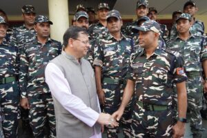 मुख्यमंत्री धामी ने बनबसा की सीमा चौकी पर एसएसबी अधिकारियों व जवानों से मुलाकात की