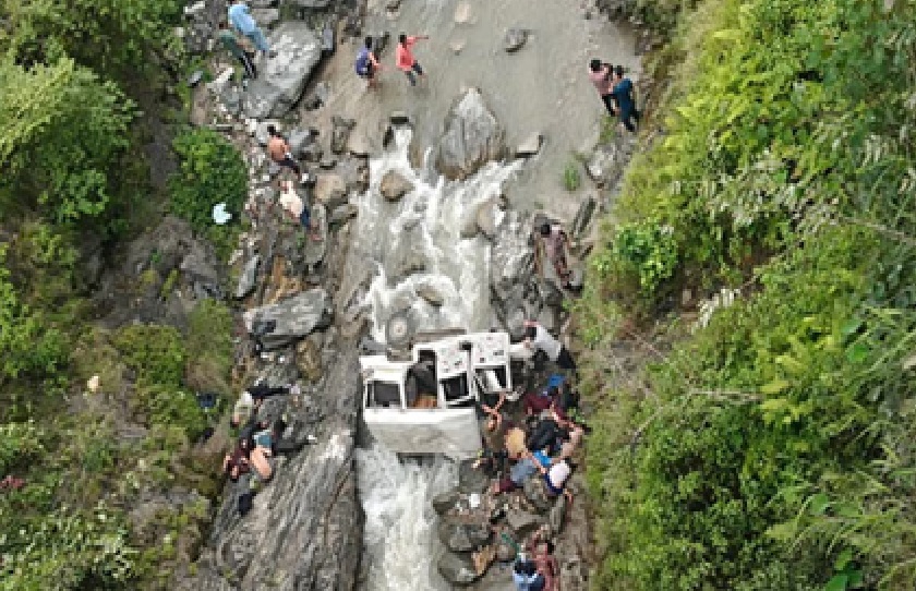 खाई में गिरी मैक्स