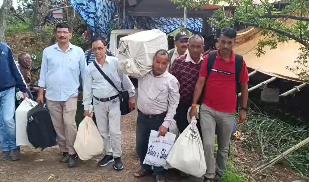 मतदान पार्टियों हो रही रवाना-5