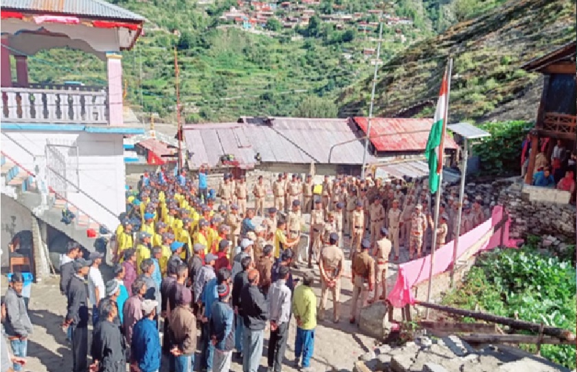 समेश्वर देवता मंदिर में हुआ ध्वजारोहण