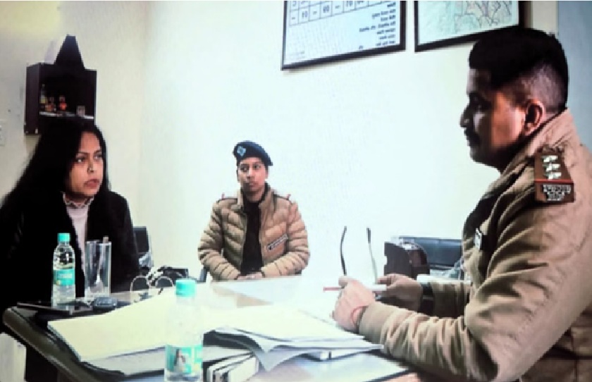 urmila front of police