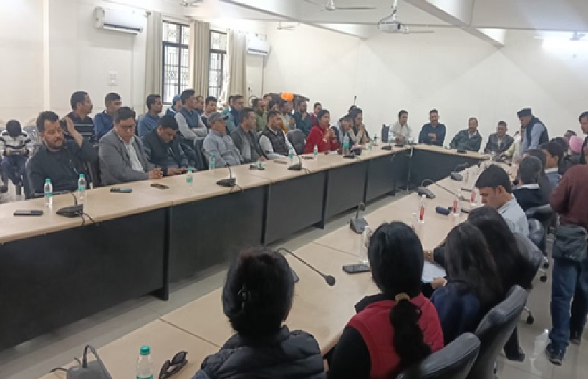 shiksha nideshk se mar-peet