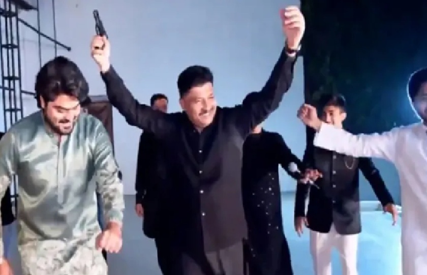 बंदूक लहराते मतीन पटेल-कर्नाटक कांग्रेस