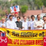 संसद के बाहर नारेबाजी, ‘नरेंदर भी गायब, सिलेंडर भी गायब’; LPG संकट पर पेट्रोलियम मंत्री देंगे जवाब
