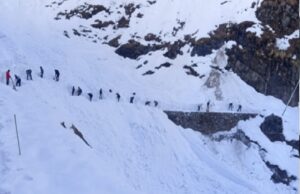 snow removing from kedarnath marg