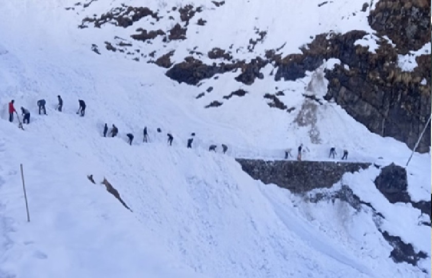 snow removing from kedarnath marg