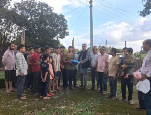 युवाओं को खेल सामग्री प्रदान करते गुंजन तिवारी