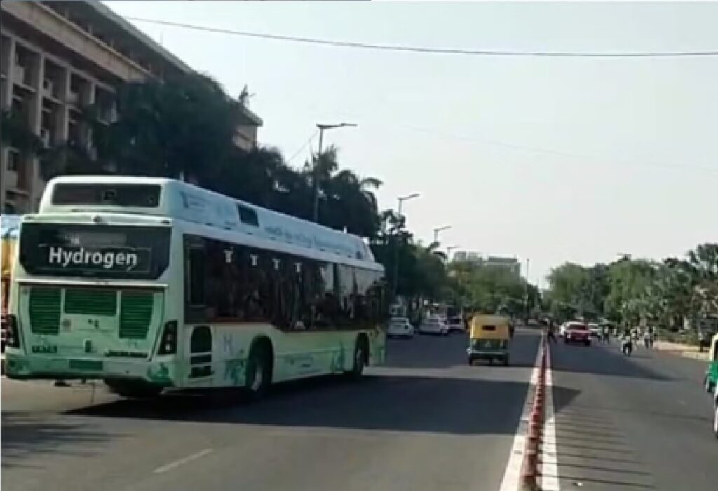 Hydrogen bus