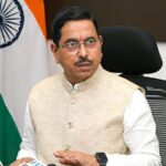 शिक्षा मंत्रालय की कमान अब प्रह्लाद जोशी के हाथ, केंद्र सरकार ने सौंपी अतिरिक्त जिम्मेदारी