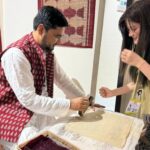 ब्रिक्स बाजार में विदेशी मेहमानों को पसंद आई मप्र की बाग प्रिंट कला, कपड़ों पर खुद लगाए ठप्पे
