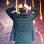 सेंसेक्स 400 अंक से ज्यादा टूटा, निफ्टी 22,700 के नीचे, कच्चा तेल और FII बिकवाली से दबाव