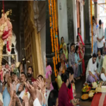 बछ बारस पर उज्जैन में दिखा कृष्ण का बाल रूप: 10 फीट ऊपर बंधी माखन मटकी फूटी, भक्तों में बंटा प्रसाद