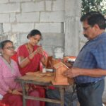 बेगट कला में जीवन जोशी बना रहे नए कलाकारों को हुनरमंद